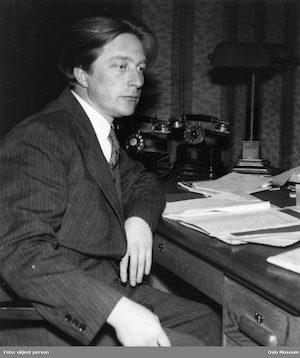 Eivind Groven. portrett, mann, komponist, sittende knefigur ved skrivebord